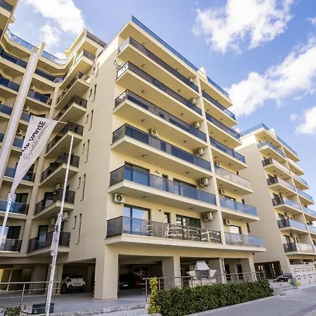 Solid Barrels Luxury Apartment Mamaia